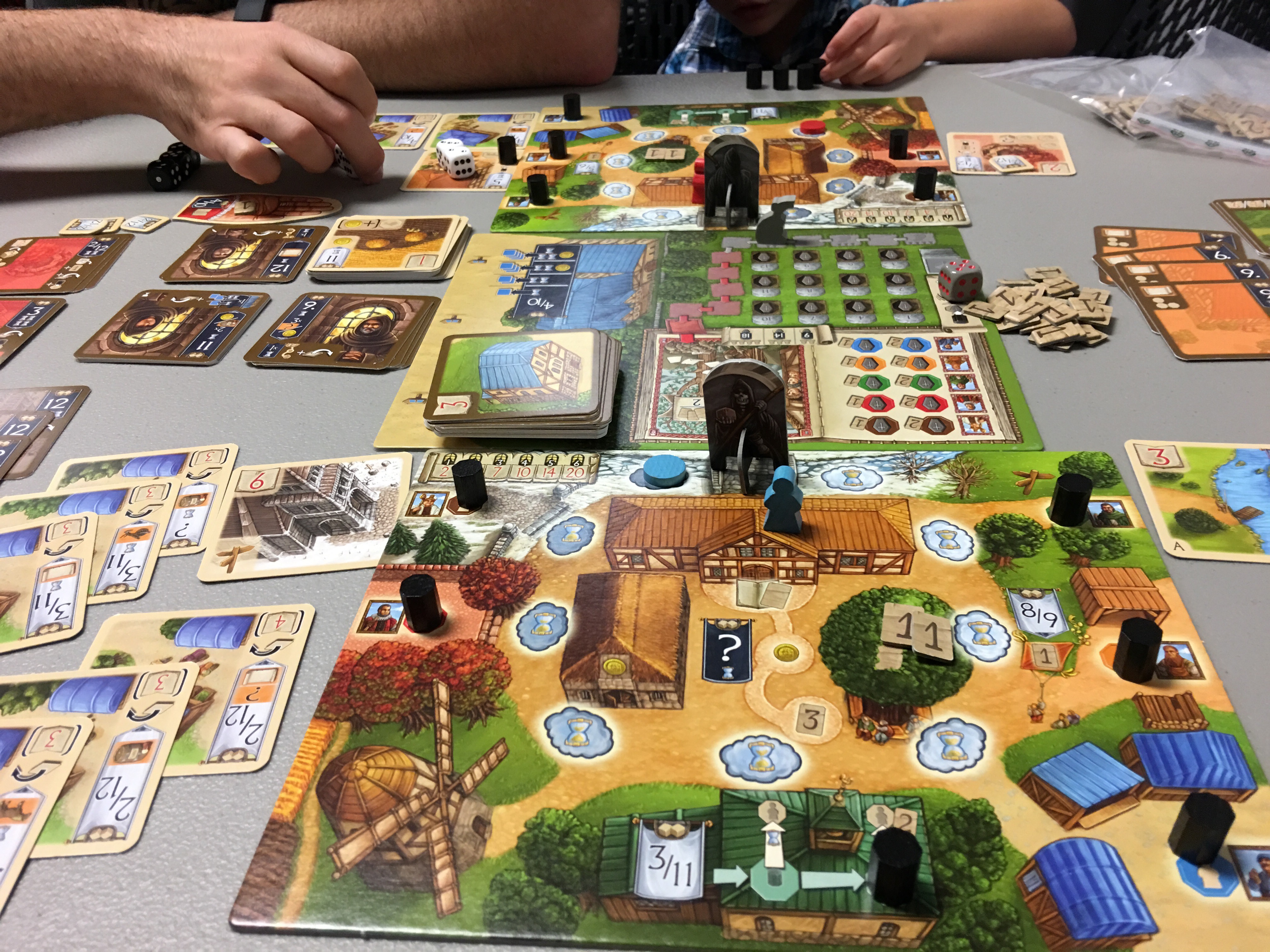 Personas disfrutando juegos de mesa